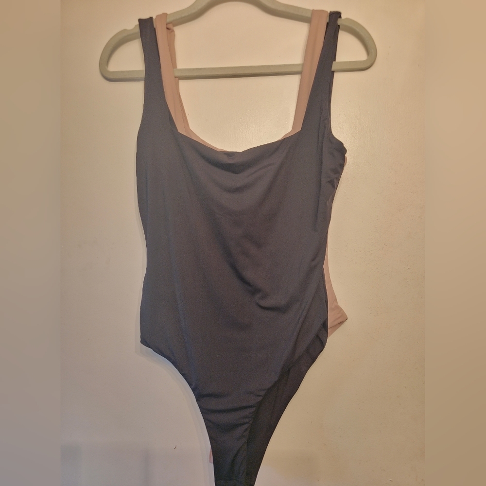 2 bodysuits